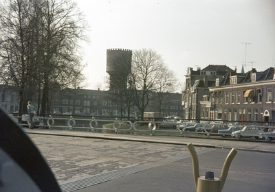 803606 Gezicht op de Weerdsingel O.Z. te Utrecht, vanaf de Noorderbrug, met op de achtergrond de bebouwing aan de Van ...